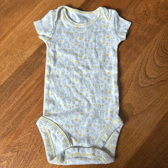 Lot of 5 gender neutral onesies - Picture 9 of 11